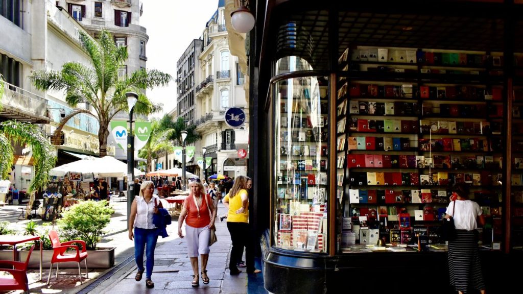 La Ciudad Vieja de Montevideo: placitas, librerías, nostalgias y otros pequeños placeres