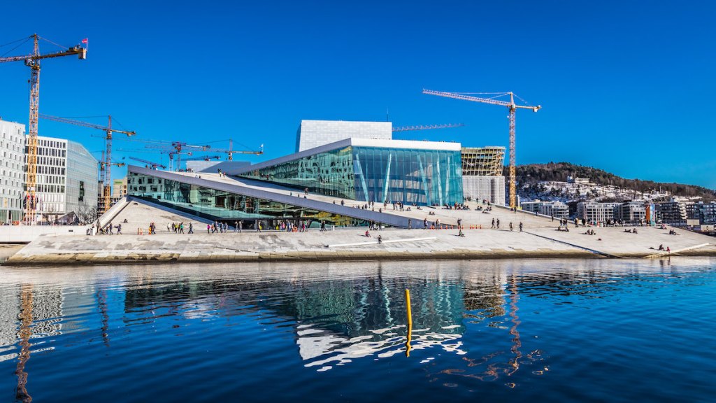 La Ópera de Oslo: un edificio que se mira, se toca y se trepa